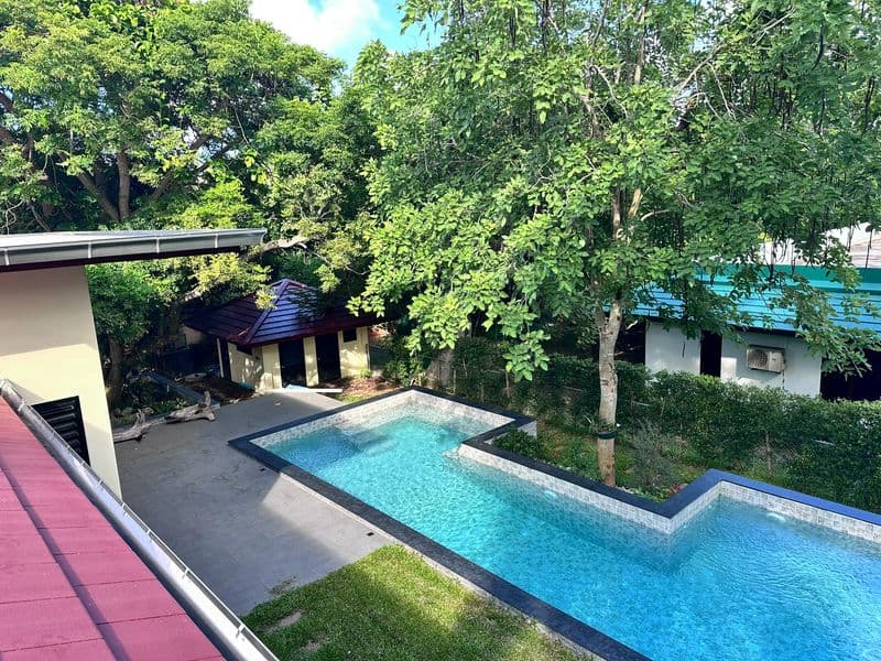 ประกาศขายพูลวิลล่า บนพื้นที่ 1 ไร่ (1,680 ตร.ม.) บรรยากาศร่มรื่น เป็นส่วนตัว 🏡 — วิลล่า — สัตหีบ, ชลบุรี